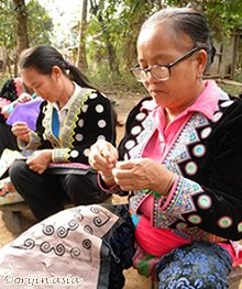 リバースアップリケを縫うモン族の女性