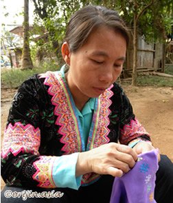 ミェン族のモチーフ（柄）を刺繍するモン族女性