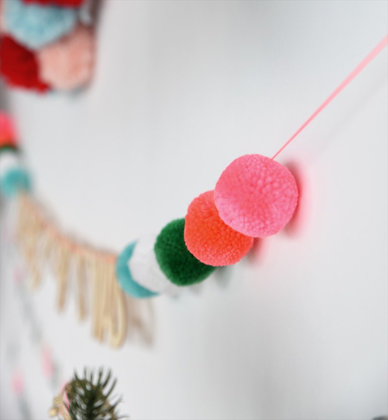 毛糸のポンポン付き、クリスマスの木製ガーランド- キッズパーティー リトルレモネード | パーティーグッズショップ