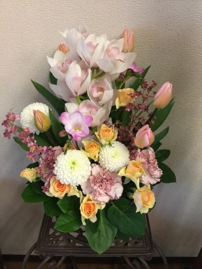 お供えの花 春っぽいフラワーアレンジ 外苑前花屋 南青山花屋 花舎フルーリール