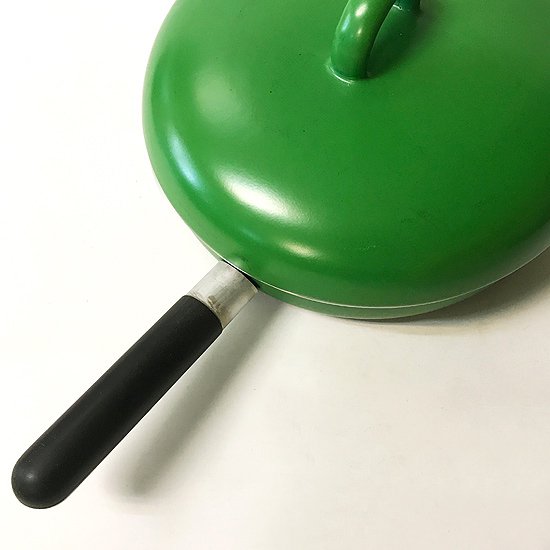  カール・オーボックデザインの琺瑯の蓋つきの鍋 
