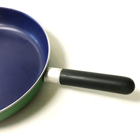 カール・オーボックデザインの琺瑯の蓋つきの鍋 