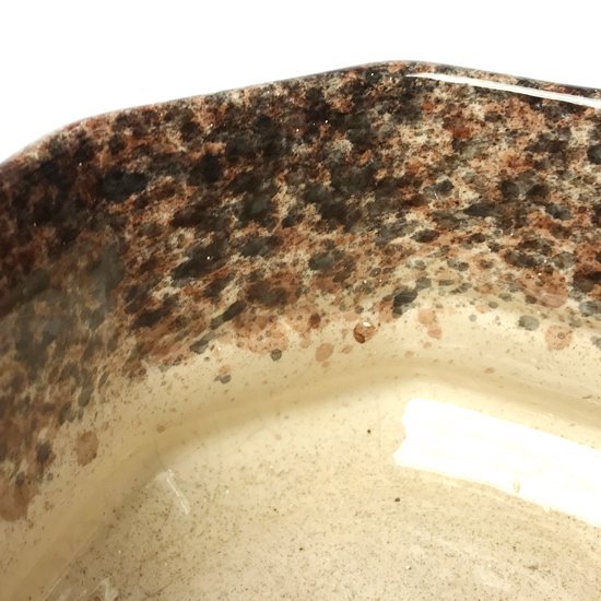 スプラッターペイントに特徴的なフォルムの陶器のボウル