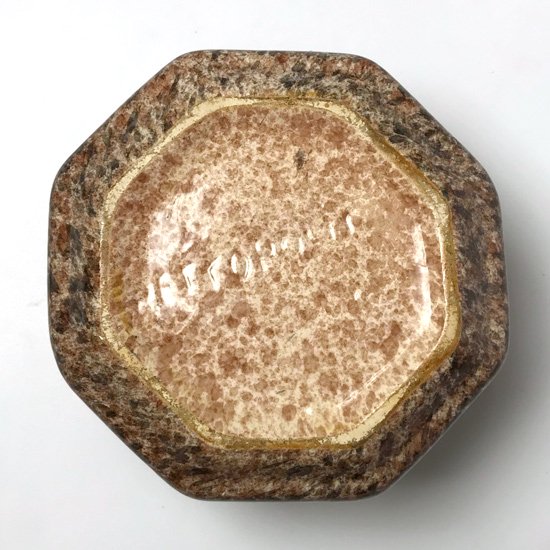 スプラッターペイントに特徴的なフォルムの陶器のボウル