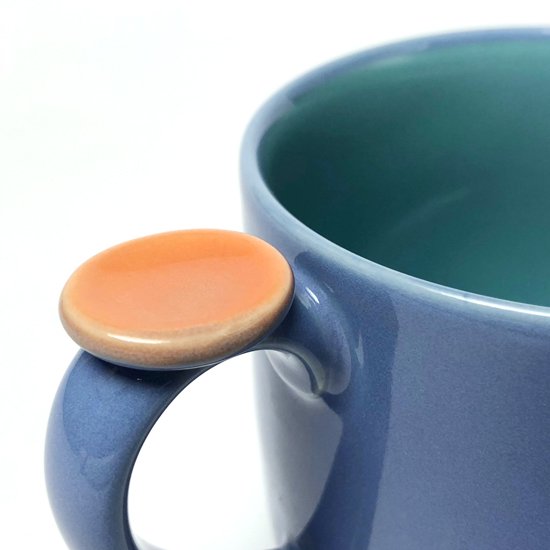  ポストモダンの影響がうかがえる、1980年代に作られていた日本製の食器のマグカップ 