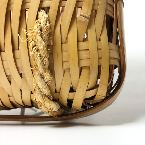 宮崎県で作られた古い竹細工の背負い籠「カルイ」