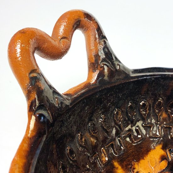  メキシコのプエブラ州で制作された古い陶器の鍋。飾り用に制作されたアート作品です。 