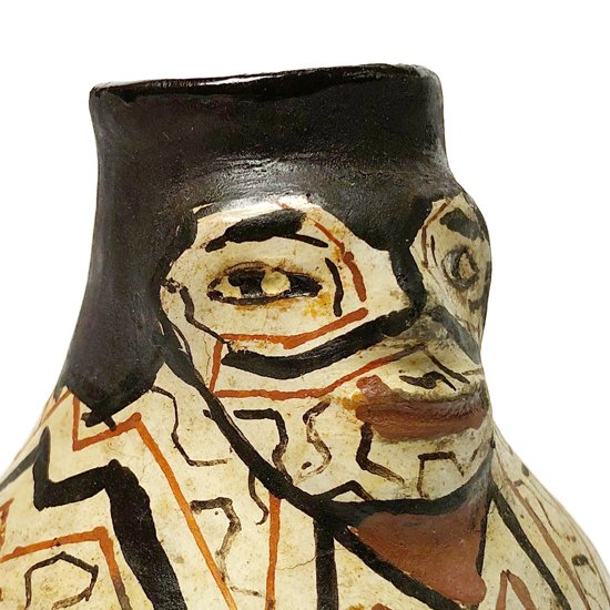  ペルーの先住民族 シピーポ族 特有の模様が施された、顔がついたベース 