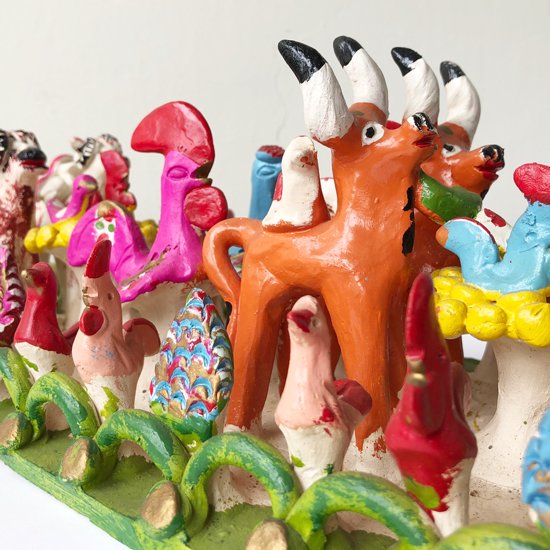  ポルトガルの街、バルセロスの工房による動物のパレードを表現した1970年代の陶芸作品 