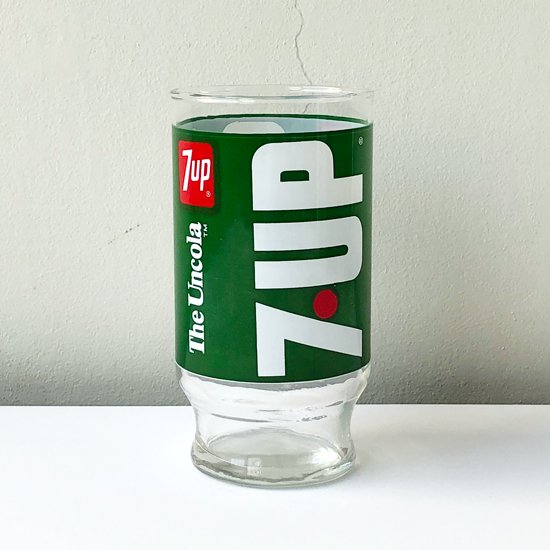  アメリカではコーラに次ぐ人気のドリンク”7UP”の古いノベルティのグラス 