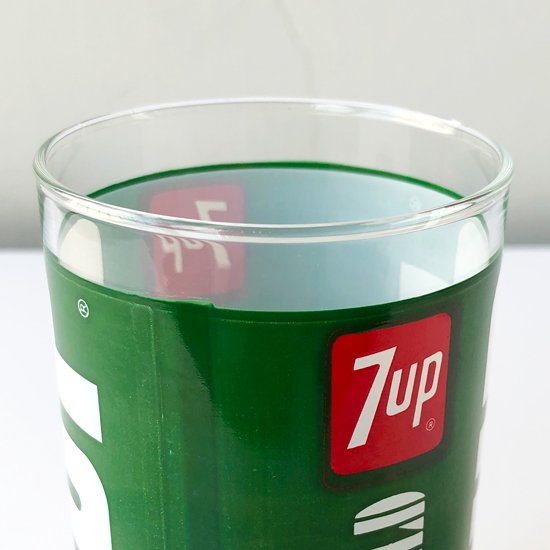 アメリカではコーラに次ぐ人気のドリンク”7UP”の古いノベルティのグラス