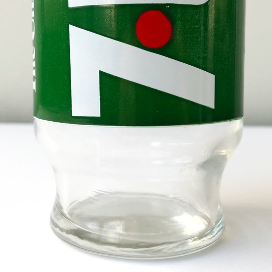  アメリカではコーラに次ぐ人気のドリンク”7UP”の古いノベルティのグラス