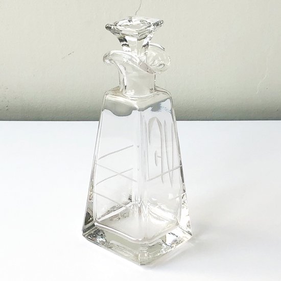  1950年代アメリカで製作された、クリスタルガラス製の蓋付きボトル 