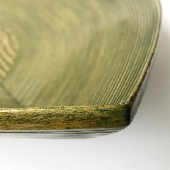  ベースとなる底板に葉の形の板が使われたデザイン。緑色のパテが使われた独特の作りなど古いものならではの仕様 