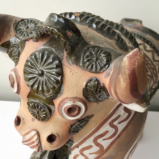 ペルーのプカラで、伝統的に作られている陶器のバッファロー