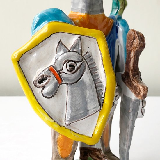 シチリアにある陶器工房 デシモーネ による騎士の人形