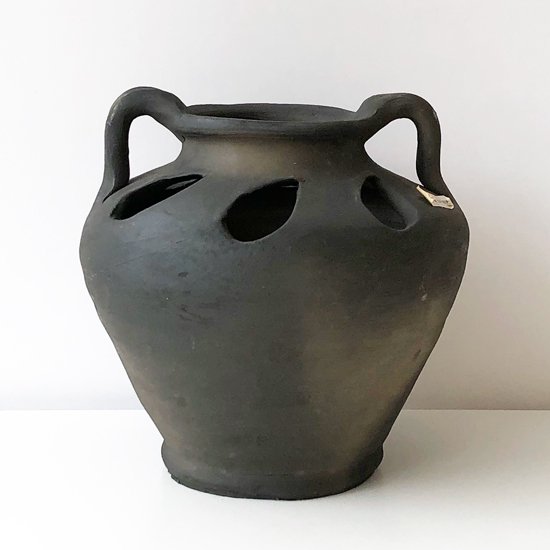  スペインの工房で製作された、古い黒陶の壺 