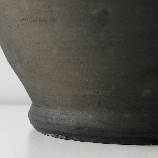  スペインの工房で製作された、古い黒陶の壺 