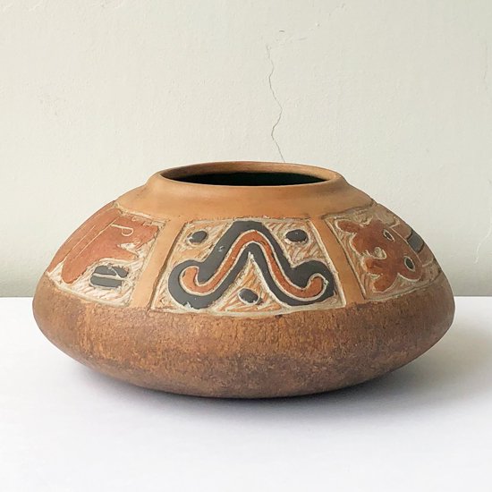  古代メキシコの文化が栄えていた地域でスーベニアとして作られた陶器のベース 