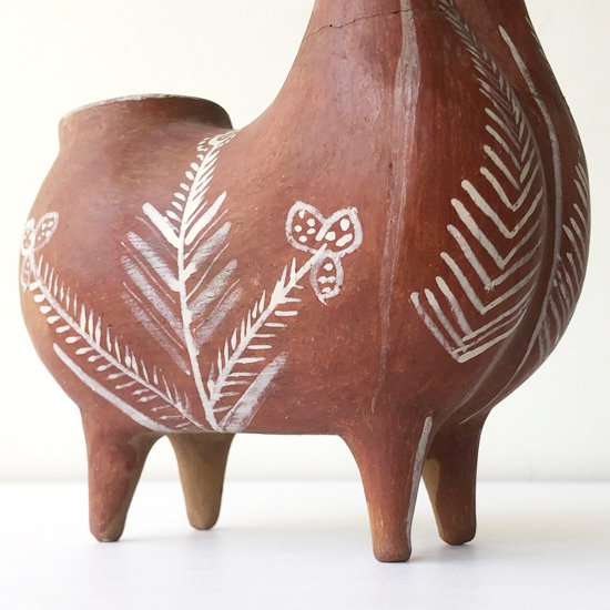 ペルーのアヤクーチョで製作された、古い陶器のフィギュア