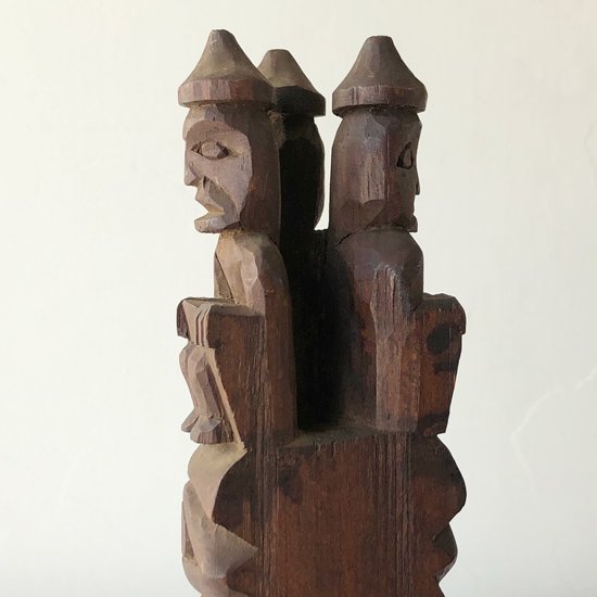  1970年代カナダの先住民族によって制作された、木彫りのトーテムポール 