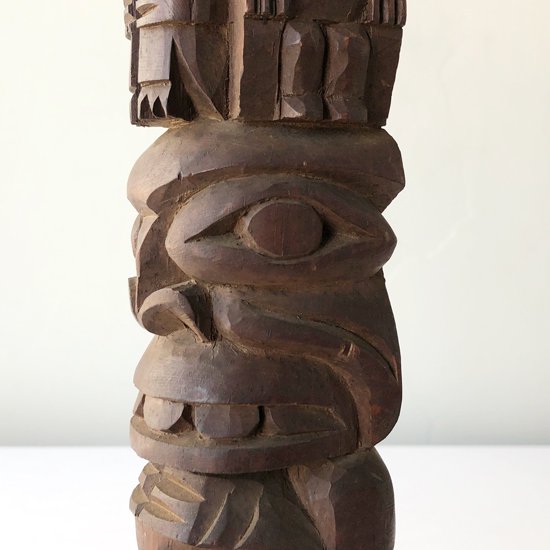  1970年代カナダの先住民族によって制作された、木彫りのトーテムポール 