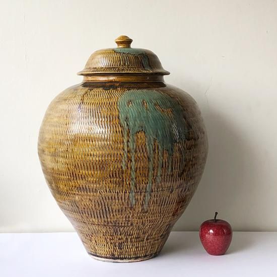 Vintage Japanese Folk Art: 飴釉流飛鉋蓋壷 / 小鹿田焼 (黒木力