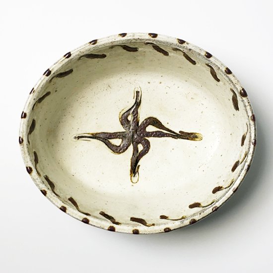  島根県布志名の陶芸家 舩木研兒 による白釉スリップ楕円鉢 