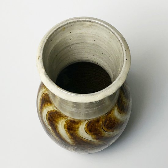  島根県布志名の陶芸家 舩木研兒 による淡鉄釉花生 