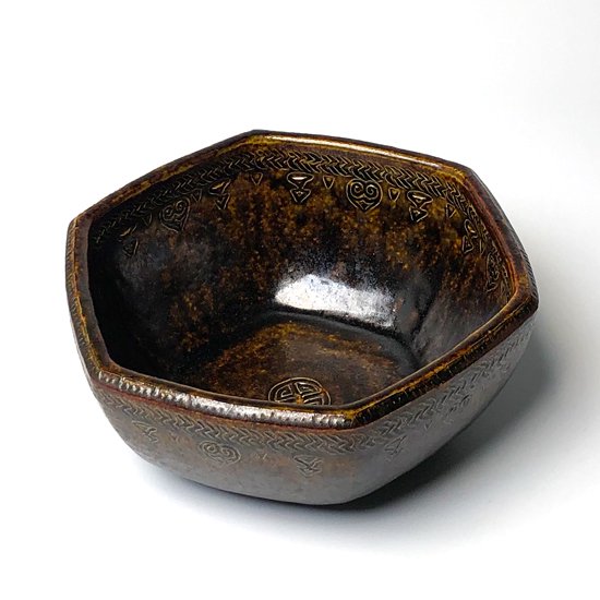 陶芸家 舩木道忠 による鐡釉押紋六角鉢