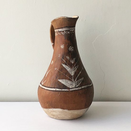 ペルーのアヤクーチョで製作された、古い陶器のジャグ