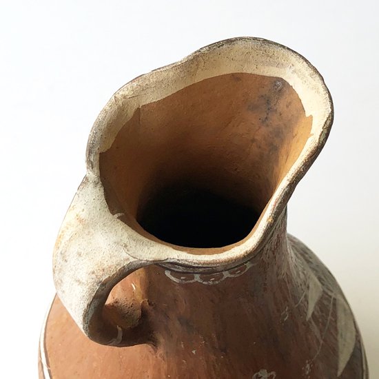 ペルーのアヤクーチョで製作された、古い陶器のジャグ