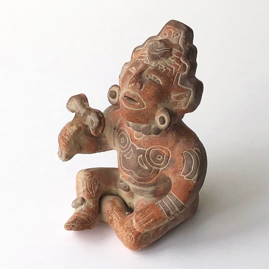  古代メキシコの文化が栄えていた地域でスーベニアとして作られた古い陶器のフィギュア 