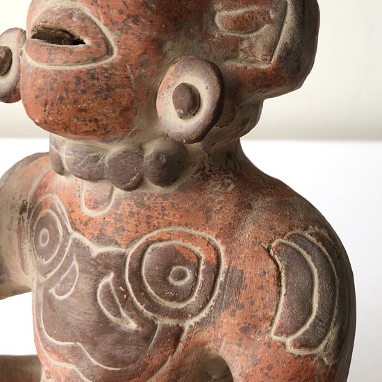  古代メキシコの文化が栄えていた地域でスーベニアとして作られた古い陶器のフィギュア 