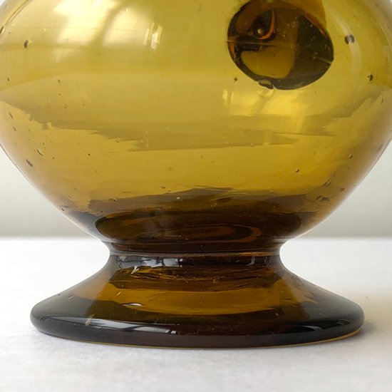   とてもよい色合いとかたちをした、琉球ガラスの古い栓付き瓶 