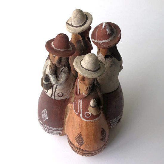 ペルーのアヤクーチョで製作された、古い陶器のフィギュア