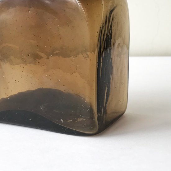  倉敷ガラスの古作、力強い造形の両手付瓶