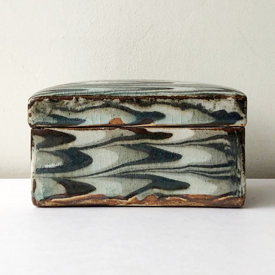 京都出身の陶芸家 上田恒次(1914-1987) による練上手の陶箱