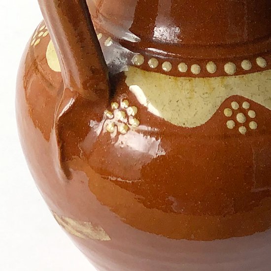スペインのウベダで作られた古い陶器のサングリア入れ