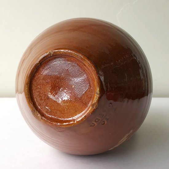 スペインのウベダで作られた古い陶器のサングリア入れ