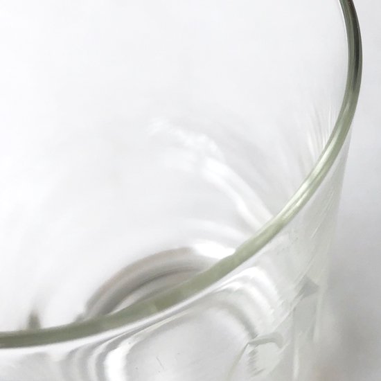 企業ロゴの入ったクリスタルガラスのグラス