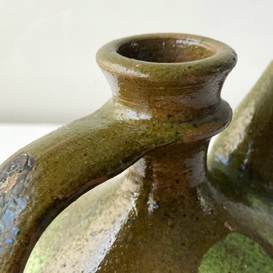 スペインのブノの街で作られた古い水飲み用の壺「ボティホ」 