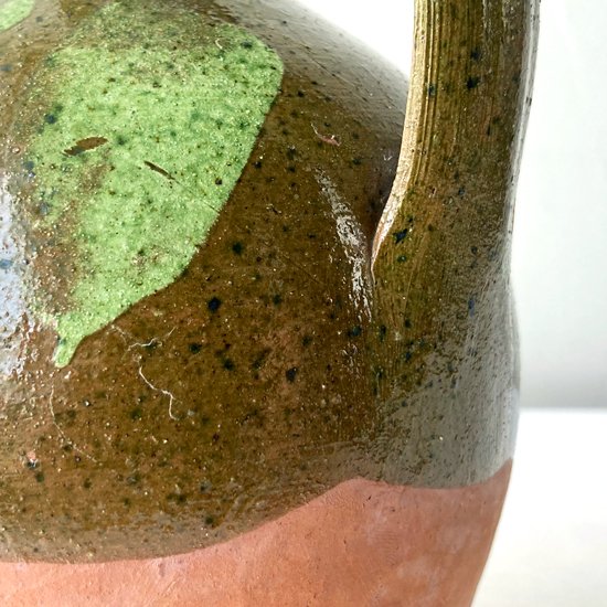 スペインのブノの街で作られた古い水飲み用の壺「ボティホ」 
