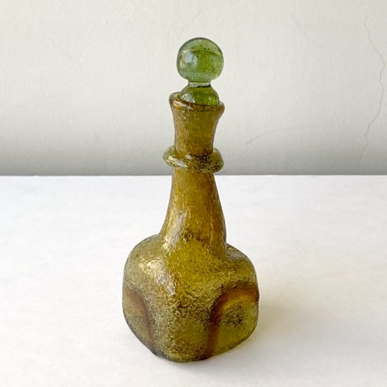 色合いや気泡がきれいな古い琉球ガラスの栓付き瓶 