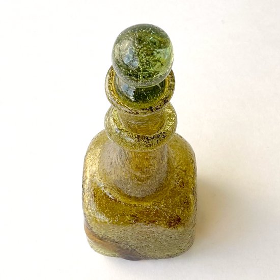  色合いや気泡がきれいな古い琉球ガラスの栓付き瓶 