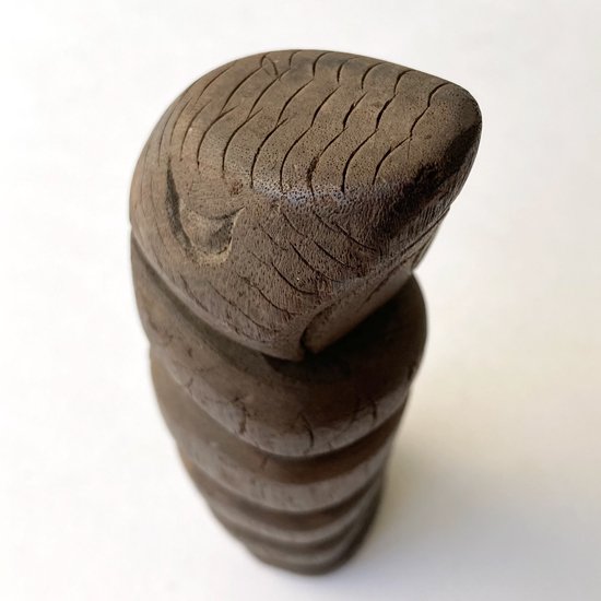 日本の古い木彫りのヘビ