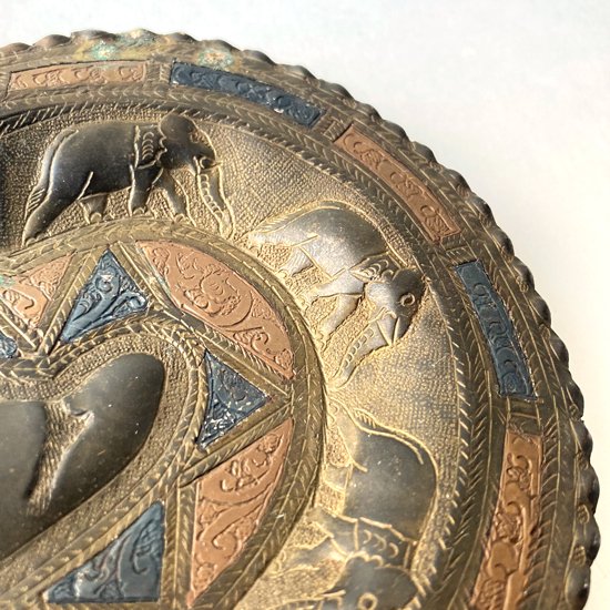 装飾が施された詳細不明の古い銅製のトレイ
