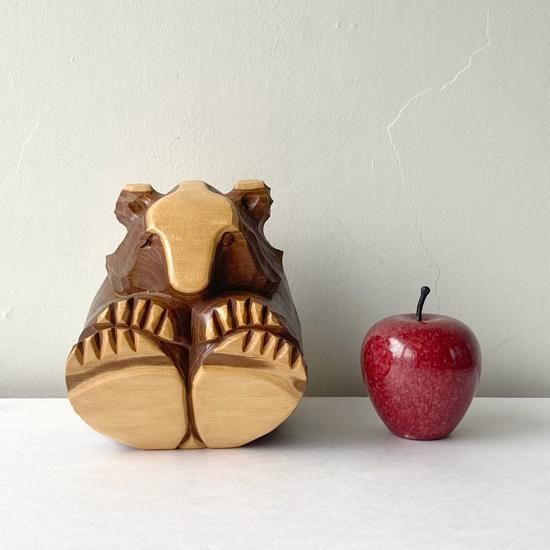 ドクロりんごが頭に乗った熊　陶人形 ドクロりんごが頭に乗った熊 陶人形 の どくろ