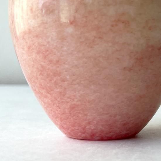  大理石を削り出して作られたリンゴのオブジェ 