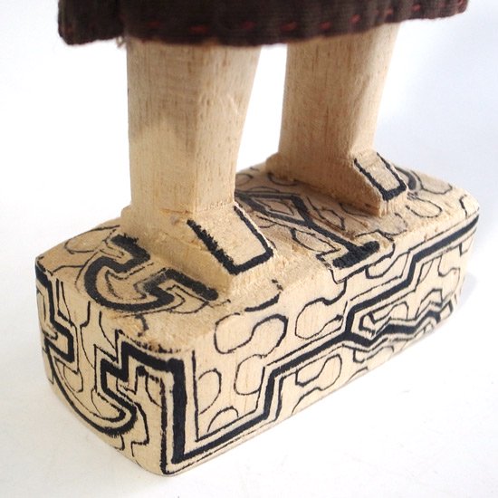  シピーポ族特有の模様が施された木彫りの人形